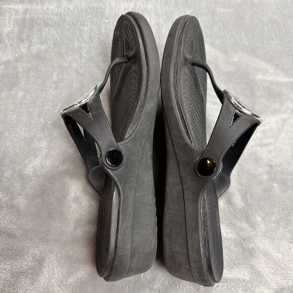 Crocs Sanrah Hammered Metal Circle Wedge Thong Black Silver Sandals Women's 8 - Picture 5 of 8